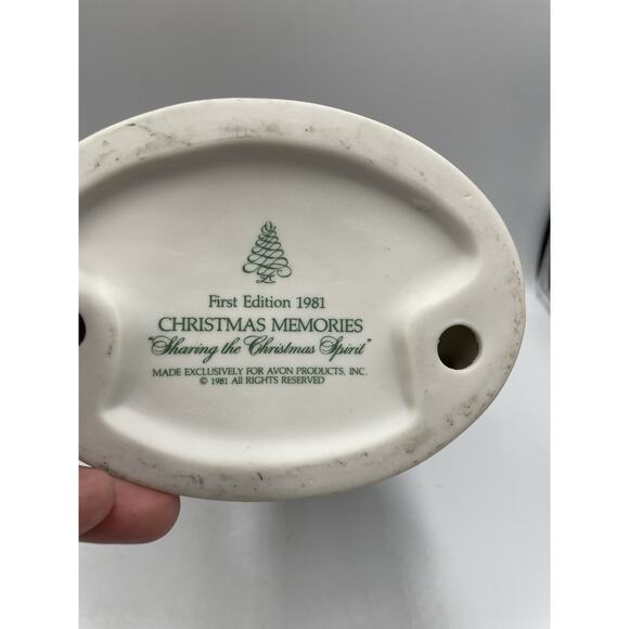 Avon First Edition 1981 Christmas Memories Sharing the Christmas Spirit Figurine - Picture 8 of 8